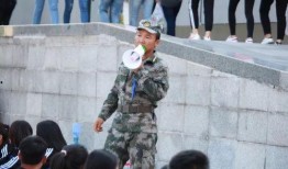 爆料小助手军训视频,爆料小助手展现青春风采